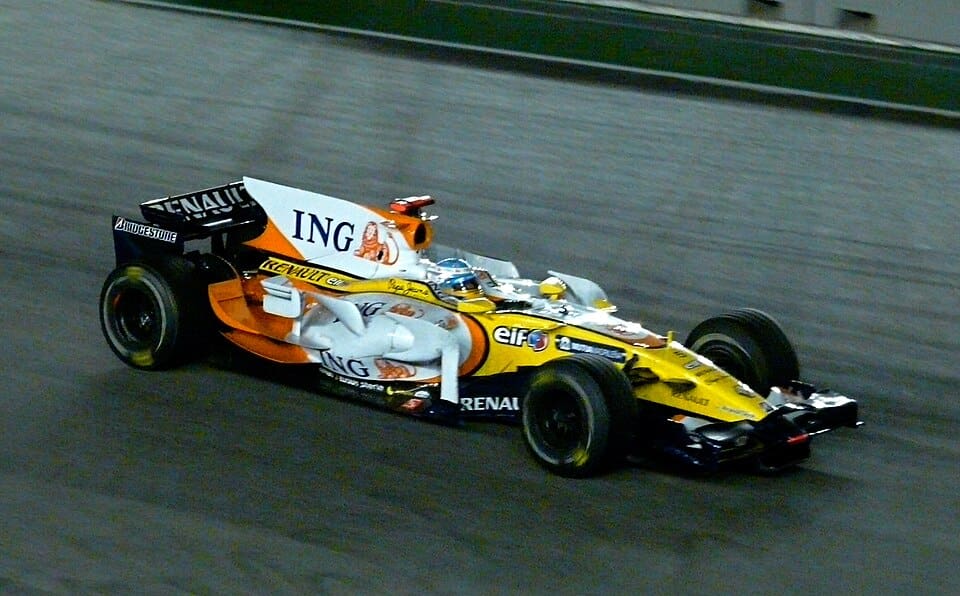 Fernando Alonso driving Renault F1's R28 at the 2008 Singapore Grand Prix